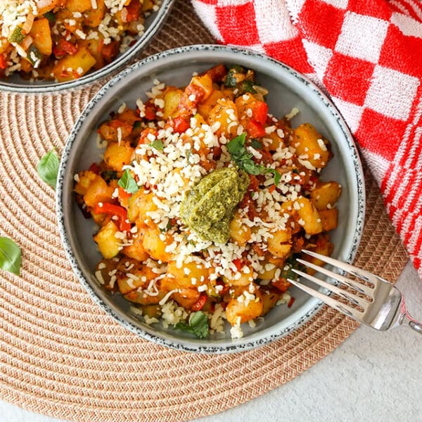 Italiaanse aardappelschotel met salami